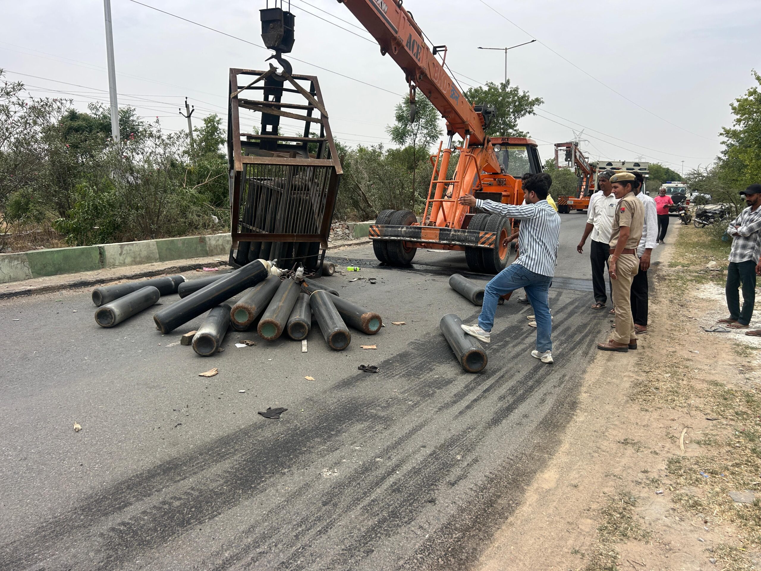घीलौट में ऑक्सीजन सिलेंडरों से भरी पिकअप डिवाइडर से टकराकर पलटी, बड़ा हादसा टला